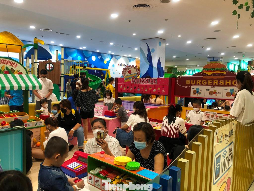 Khu vui chơi trẻ em nhộn nhịp. "Đã lâu lắm rồi tôi mới có dịp đưa con đi chơi, mình chọn nơi mát mẻ để con không cảm nắng, đảm bảo sức khỏe để ngày mai còn đi học. Tuy nhiên, do khách đổ về càng lúc càng đông nên chắc tôi sẽ cho con về sớm chứ không ở lại ăn uống như dự định" - chị Bình, ngụ quận Tân Phú cho hay.