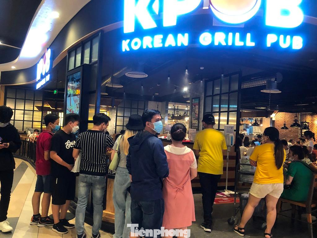 Nhiều nhà hàng trong siêu thị không còn bàn trống. Khách hàng phải chờ đợi rất lâu để nhân viên bố trí bàn.