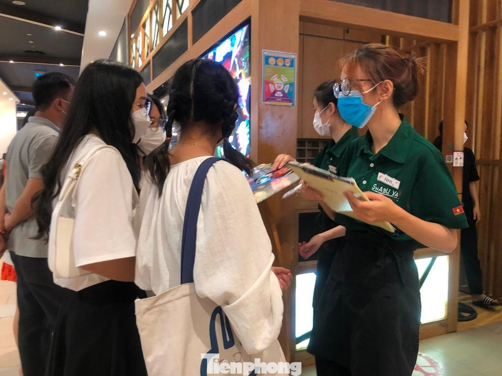 Nhân viên một quán ăn Nhật cho biết: "Quý khách thông cảm, do giờ cao điểm nên quán tạm hết bàn. Khách có thể đặt món trước và chờ đôi chút, khi có bàn trống sẽ thông báo ngay". Nhiều khách do không thể chờ đợi đã ra ngoài để tìm nơi khác ăn uống, nghỉ ngơi.