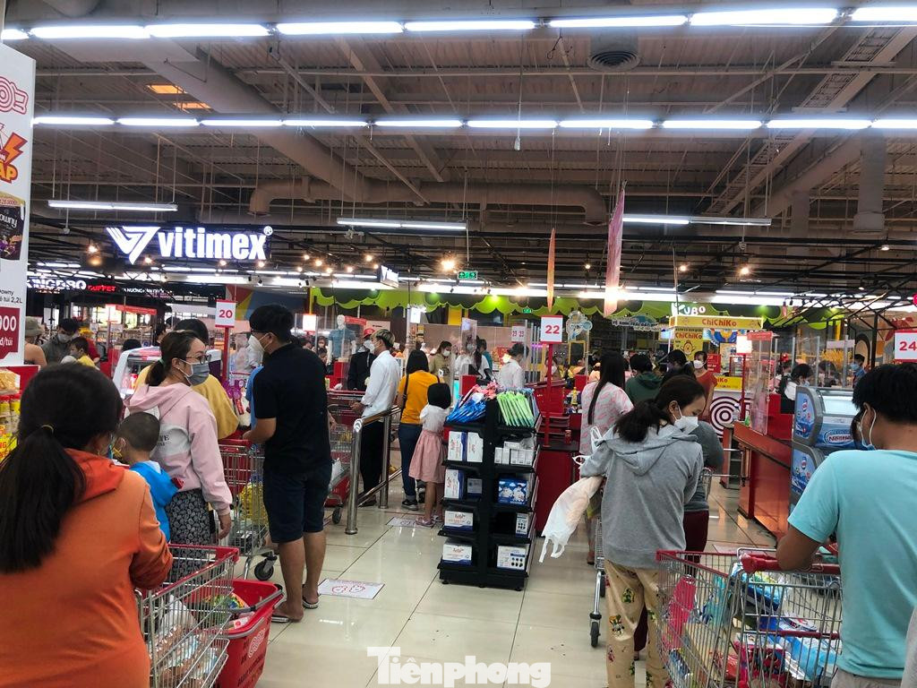 Các quầy thu ngân đều chật kín người. "Tôi cứ ngỡ siêu thị sẽ không đông nhưng lại... đông không tưởng. Do chỉ có nhu cầu mua mấy ổ bánh mì và cân thịt nhưng dòng người dài quá nên tôi đành bỏ cuộc" - anh Thi, ngụ đường Hồ Học Lãm (quận Bình Tân) nói.