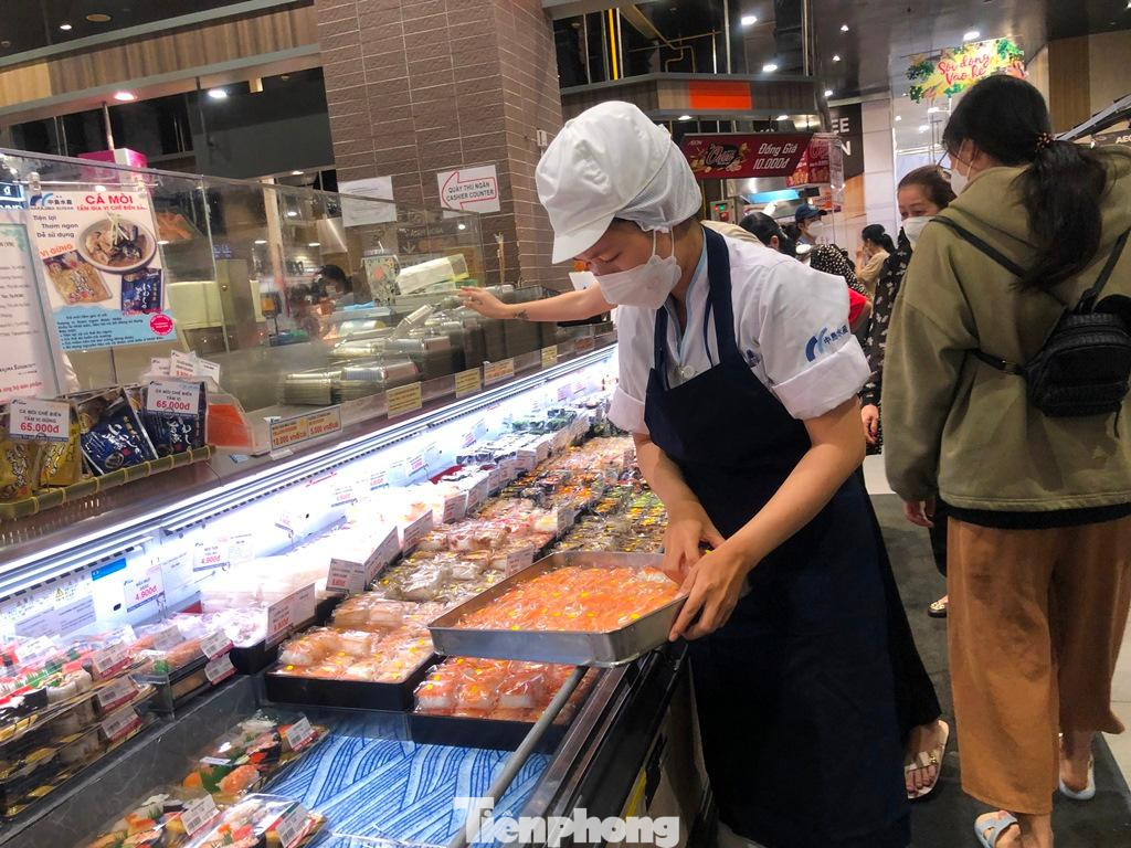 Nhân viên liên tục tiếp thức ăn để phục vụ khách. Nhiều món ăn có giá từ 10.000-15.000 đồng/phần hợp túi tiền của mọi đối tượng khách hàng.