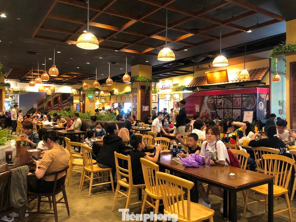 Nhiều người sau khi được sắp bàn thì cũng mệt phờ vì chờ đợi. "Lâu lâu cho các con ra ngoài đi chơi nhân dịp lễ nhưng phải chen nhau xếp hàng, chờ có chỗ đã khiến gia đình không còn sức. Tôi tính gọi vài món cho các con ăn rồi về nghỉ ngơi sớm, bỏ luôn kế hoạch dạo phố đi bộ tối nay vì chắc chắn cũng rất đông đúc" - chị Thu Trang cho hay.