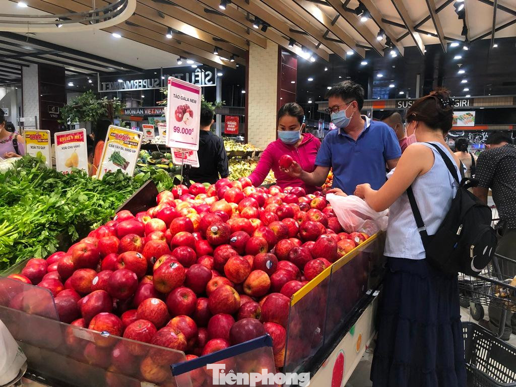 Chị Bình (ngụ quận 6) kết hợp vào trung tâm thương mại vừa mua sắm, vừa cho các con ăn uống, vui chơi cho biết: "Những ngày nghỉ lễ, hầu như khu vui chơi nào cũng đông nghịt người. Các khu vui chơi nổi tiếng như Suối Tiên, Đầm Sen, Thảo Cầm Viên... tôi gần như không thể chen chân vì quá đông. Thế nên tôi chọn các trung tâm thương mại để cho gia đình vui chơi nhưng cũng không ngờ vẫn phải chịu cảnh chen chúc, chờ đợi khá mệt mỏi".