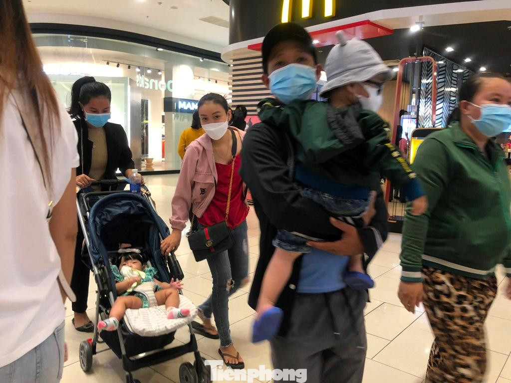 Trong khi đó, các trung tâm thương mại lớn như Aeon, Vincom, Vạn Hạnh Mall... dù giữa trưa vẫn nườm nượp khách.