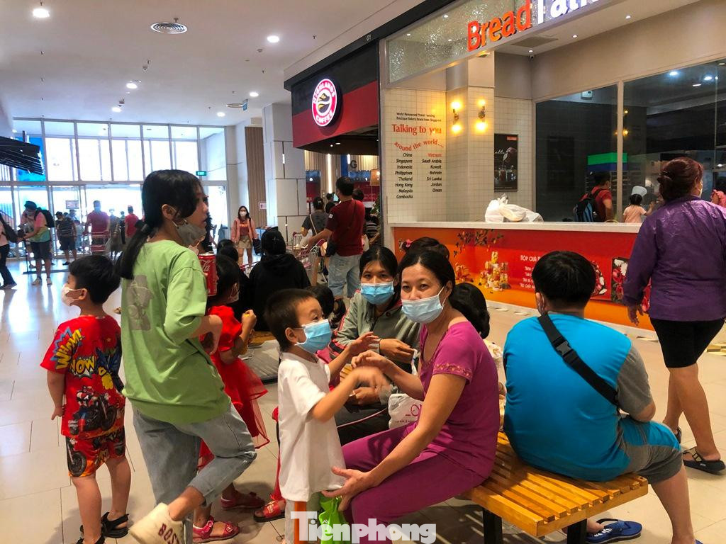 Không còn chỗ ăn uống, nhiều gia đình "bày tiệc" ngay trên ghế ở khu vực ngồi nghỉ chân.