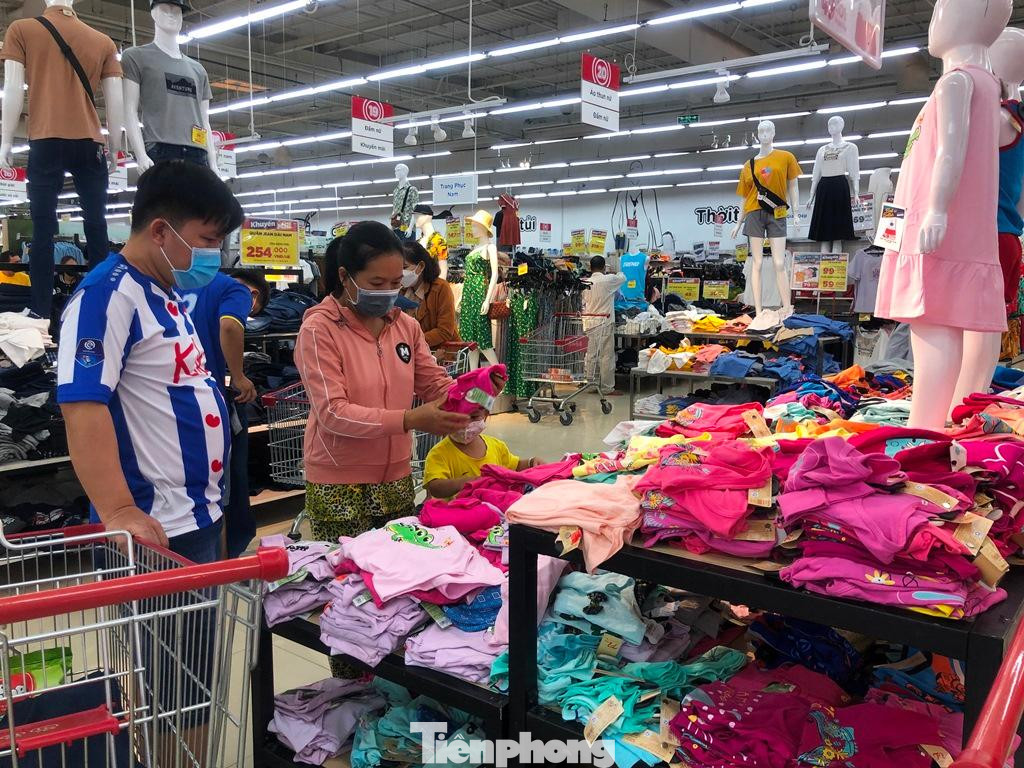 Tại siêu thị Go! An Lạc (quận Bình Tân), các chương trình khuyến mãi, giảm giá tại đa số các ngành hàng từ thực phẩm chế biến, thực phẩm tươi sống đến quần áo thời trang, đồ dùng gia đình...