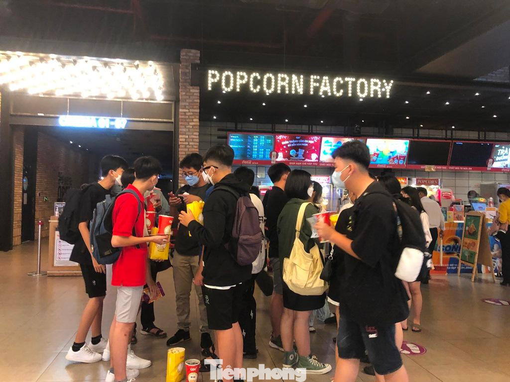 Các rạp chiếu phim cũng nhộn nhịp, sôi động trở lại. Các bạn trẻ đi từng nhóm chờ đến lượt vào rạp xem phim.