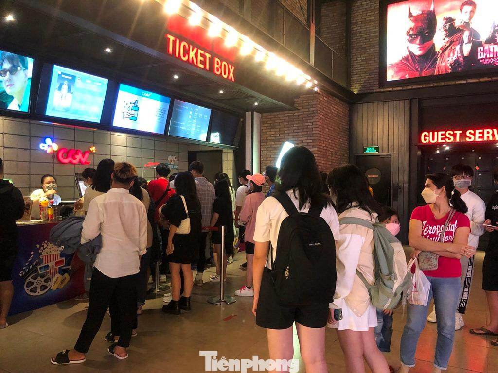 "Thấy các rạp phim đông khách trở lại sau dịch, mình cũng vui nhưng do khách quá đông, hết vé và phải chờ những suất chiếu sau rất lâu khiến cả nhóm thay đổi kế hoạch" - Thanh An (sinh viên trường ĐH Kinh tế TPHCM) nói.