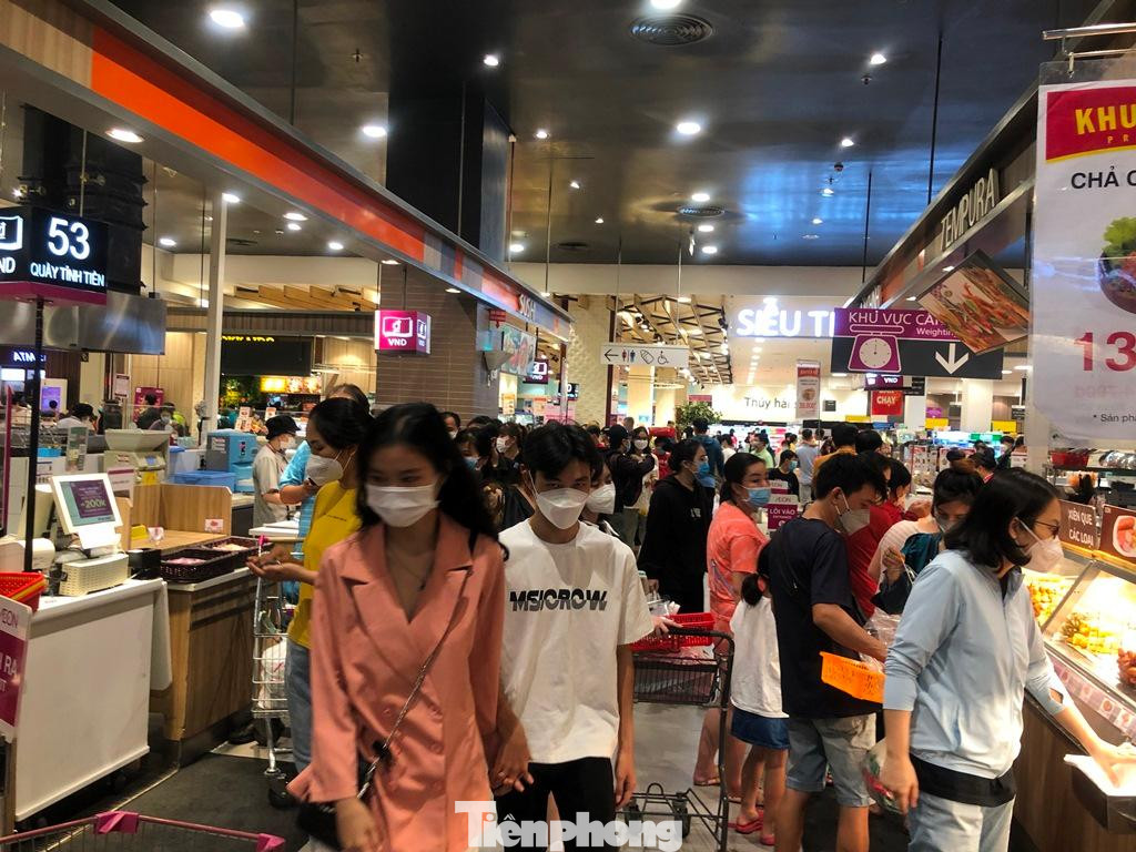 Trưa ngày 11/4, tại nhiều siêu thị, trung tâm thương mại lớn ở TPHCM đông kín khách vui chơi, ăn uống, mua sắm.