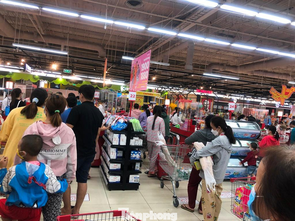 Tại khu vực tính tiền, dòng người xếp hàng dài từ khi siêu thị vừa mở cửa đến tối muộn.