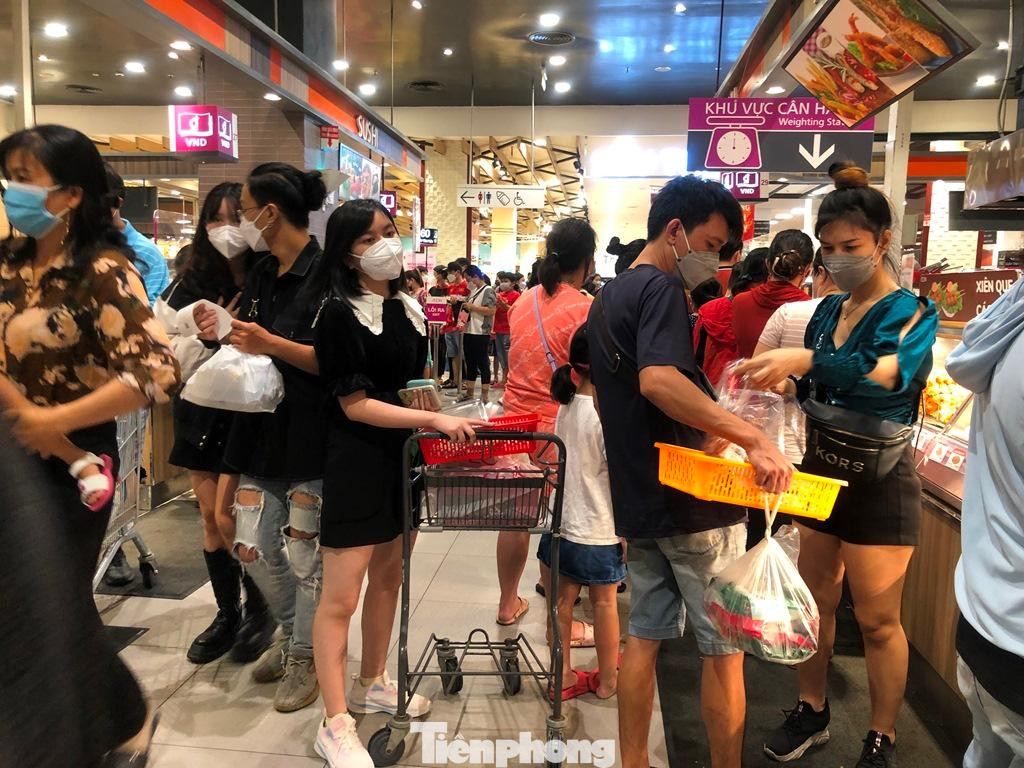 Tại khu vực ẩm thực, khách hàng xếp hàng dài chọn món và chờ thanh toán. "Đến quầy hàng nào cũng phải xếp hàng, tính ra cả nhóm mất gần cả buổi sáng chỉ để mua hàng và chờ tính tiền nên cảm thấy mệt mỏi" - chị Minh Tâm (ngụ quận Bình Thạnh) cảm thán.