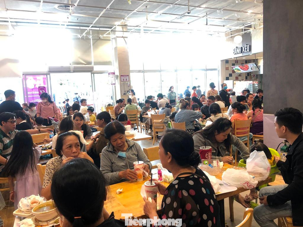 Từ trưa đến chiều tối, khu vực căn tin gần như luôn trong tình trạng quá tải.