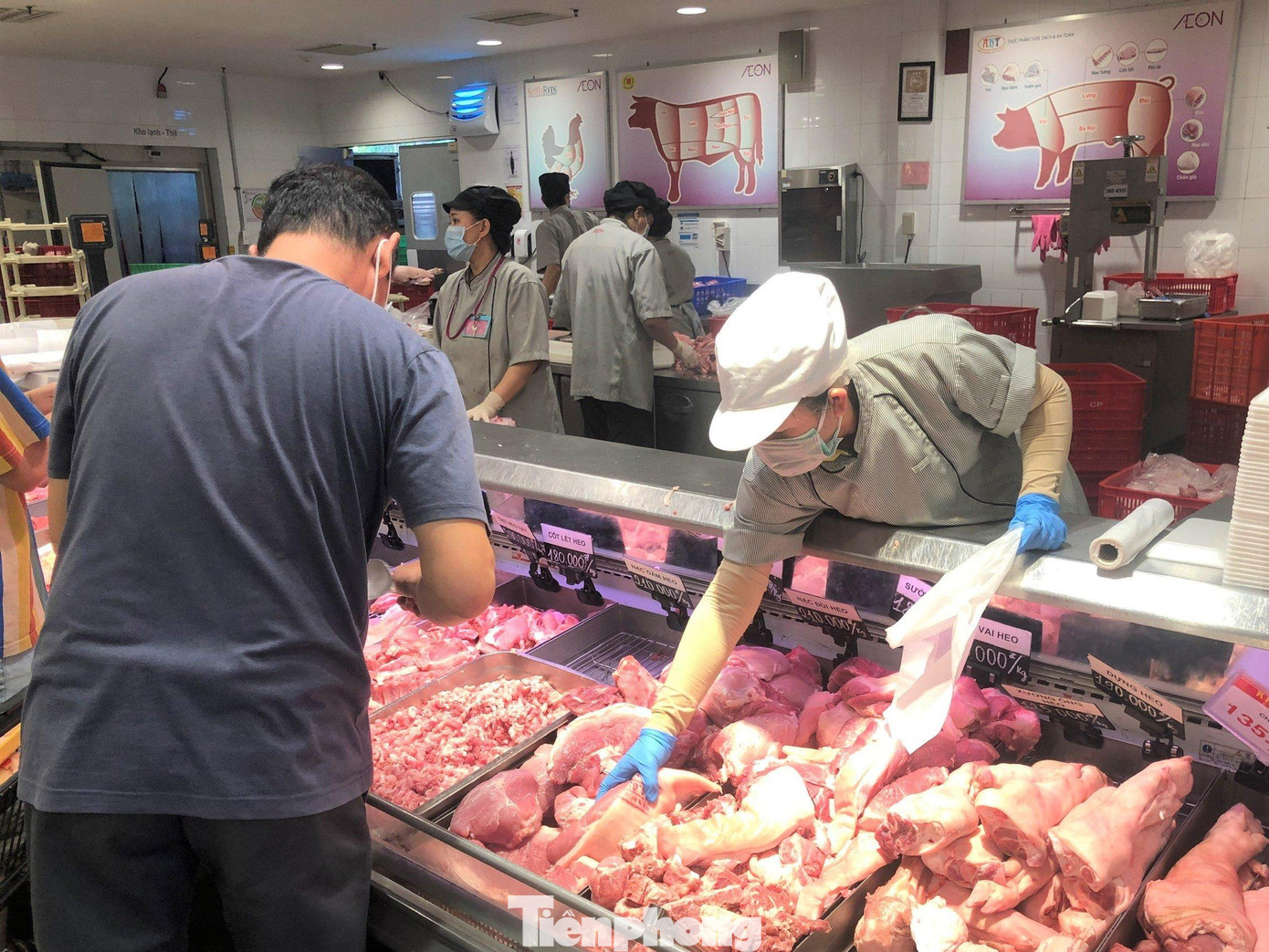 Siêu thị niêm yết giá từng loại thịt heo để khách dễ dàng chọn lựa