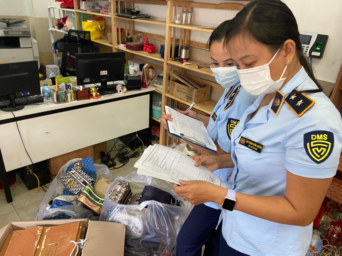 Kiểm tra kho hàng tại công ty Kamiki ( quận 10) Kiểm tra kho hàng tại công ty Kamiki ( quận 10)