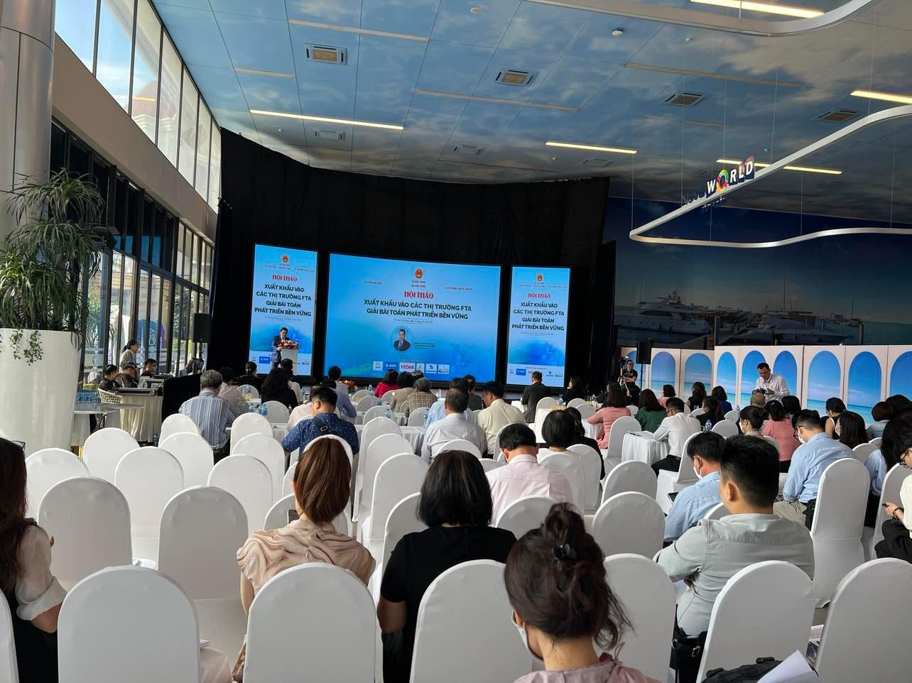 Các chuyên gia chia sẻ tại hội nghị. Các chuyên gia chia sẻ tại hội nghị.