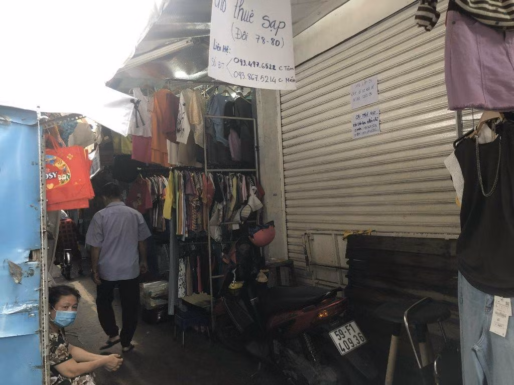 "Nhiều quầy sạp cho thuê lại lắm nhưng treo biển đã lâu vẫn không tìm được người thuê. Thời buổi buôn bán khó khăn nên ai cũng ngại đầu tư, mở quầy sạp lúc này" - ông T. (chủ một ki-ốt) buôn bán tại chợ Bàn Cờ nói. "Nhiều quầy sạp cho thuê lại lắm nhưng treo biển đã lâu vẫn không tìm được người thuê. Thời buổi buôn bán khó khăn nên ai cũng ngại đầu tư, mở quầy sạp lúc này" - ông T. (chủ một ki-ốt) buôn bán tại chợ Bàn Cờ nói.
