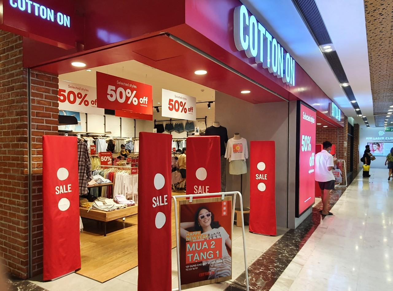 Shop thời trang giảm giá thu hút khách mua sắm ngay từ đầu năm 2022. "3 ngày vừa qua, lượng khách đến mua sắm tăng cao so với những ngày trước đó, thậm chí đợt mua sắm nhân dịp Black Friday hay Ngày độc thân vừa qua cũng không đông bằng lúc này. Có thể do e ngại dịch bệnh, nhiều người không đi chơi xa và có thời gian dạo trung tâm thương mại để mua sắm, ăn uống..." - đại diện một cửa hàng thời trang ở quận 1 nhìn nhận.