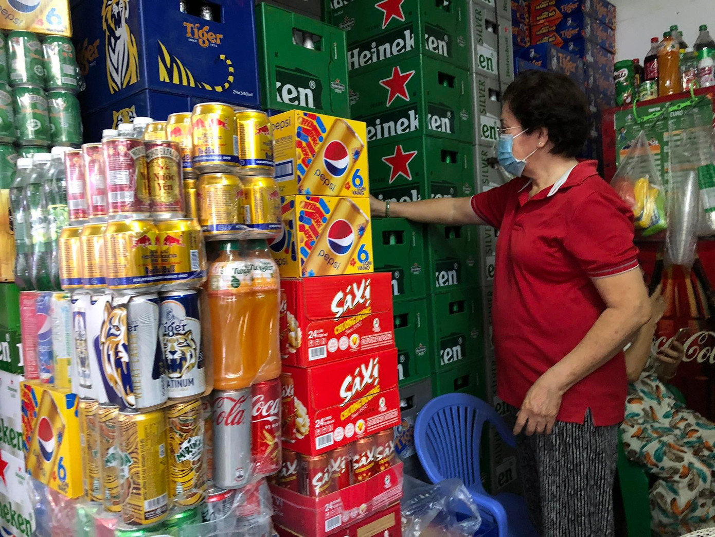 Các đại lý còn ê hề bia Tết nhưng vắng khách mua Các đại lý còn ê hề bia Tết nhưng vắng khách mua