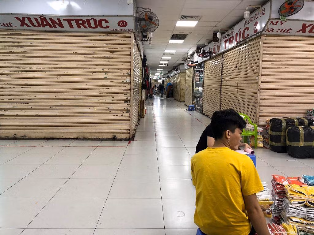 Tiểu thương ngồi tám chuyện hoặc lướt điện thoại vì vắng khách mua Tiểu thương ngồi tám chuyện hoặc lướt điện thoại vì vắng khách mua
