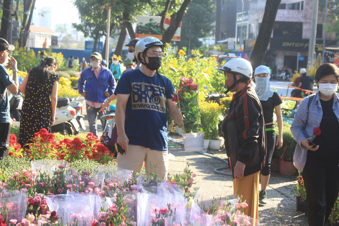 Các tiểu thương đều vui mừng vì năm nay người mua không đợi đến cuối ngày mới đến chọn hoa. "Từ đêm 28 Tết, khách đã chọn mua rất nhiều. Một số chậu còn sót lại, sáng nay tôi xả hàng 100 nghìn đồng/4 chậu các loại và đã bán hết rất sớm. Bán hết hàng là vui rồi" - bà Thủy (70 tuổi, ngụ tỉnh Bến Tre) mừng rơn chia sẻ.