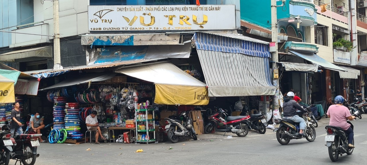 Cửa hàng kinh doanh phụ tùng xe máy tại chợ Tân Thành