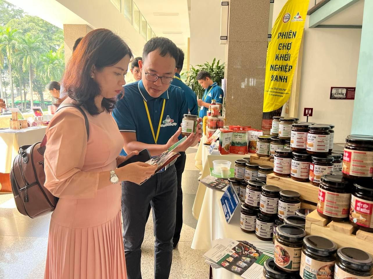 Dương Ngọc Văn Long giới thiệu xốt gia vị đến người tiêu dùng Dương Ngọc Văn Long giới thiệu xốt gia vị đến người tiêu dùng