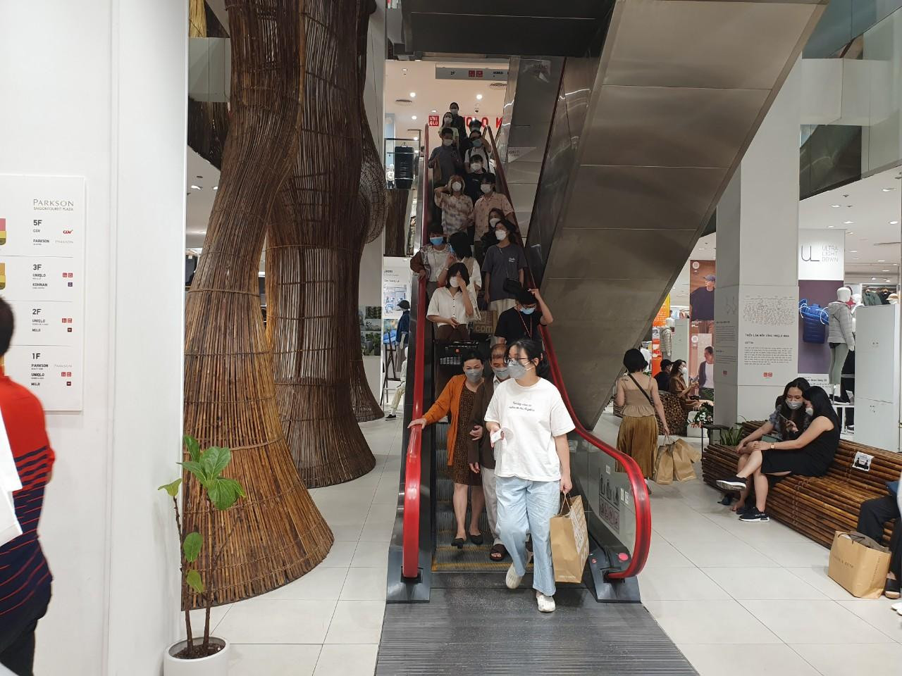 Thang máy chật kín người mua sắm, dạo shop.