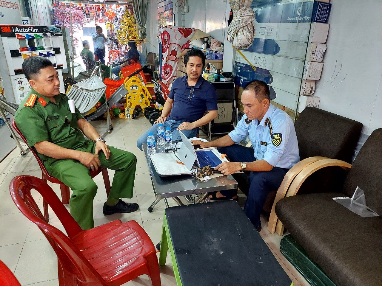 Cơ quan QLTT TPHCM làm việc với chủ cửa hàng