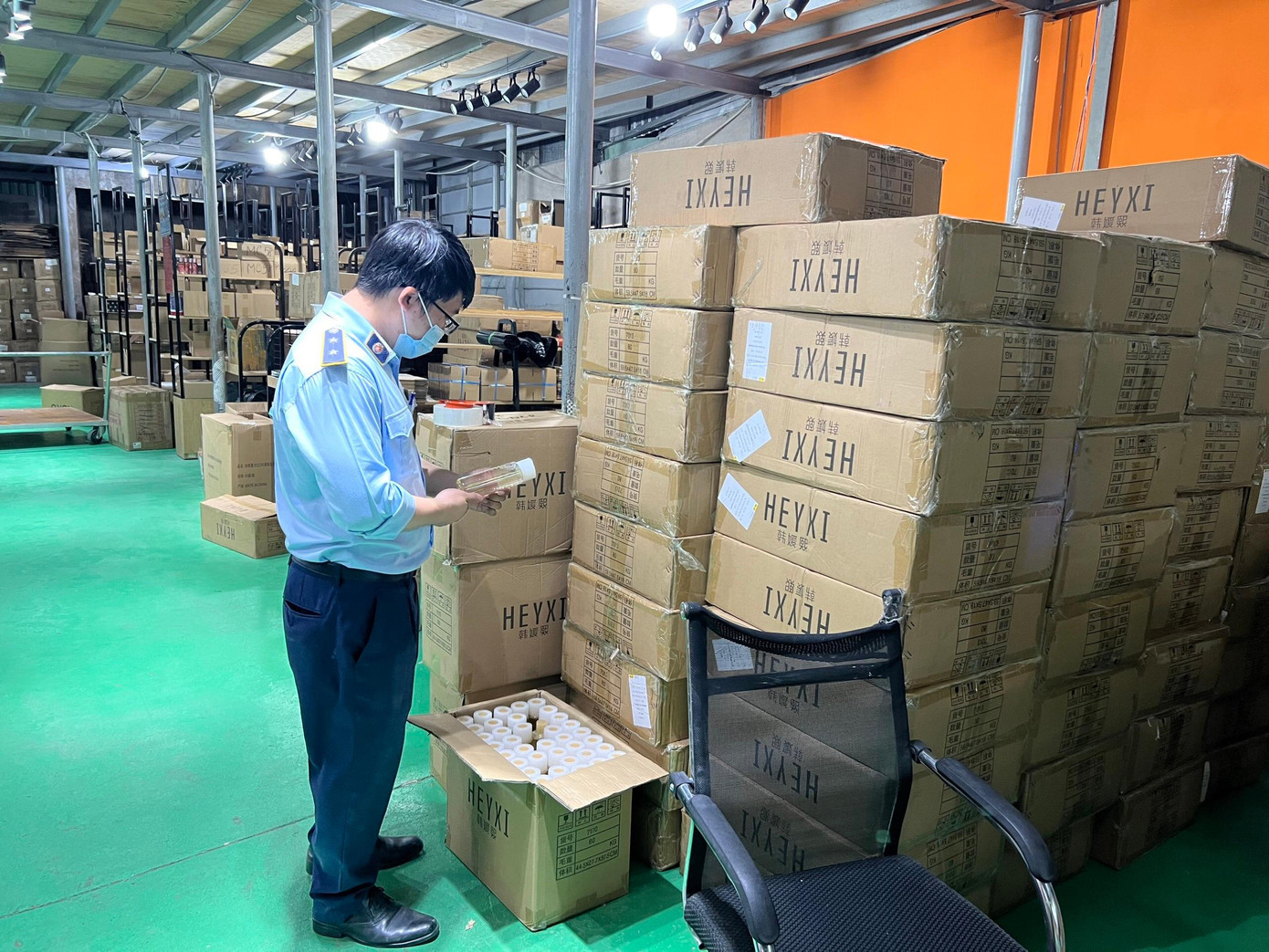 Cơ quan chức năng kiểm tra kho hàng của Công ty TNHH DV Công nghệ Dotcom Cơ quan chức năng kiểm tra kho hàng của Công ty TNHH DV Công nghệ Dotcom