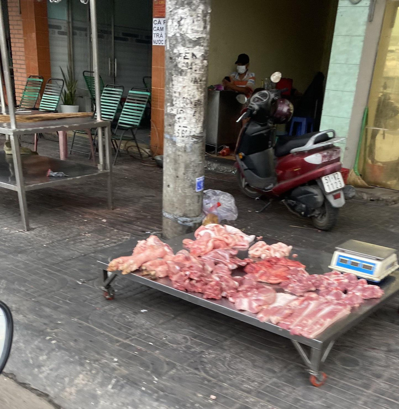 Thịt heo bày ngay sát mặt đất Thịt heo bày ngay sát mặt đất