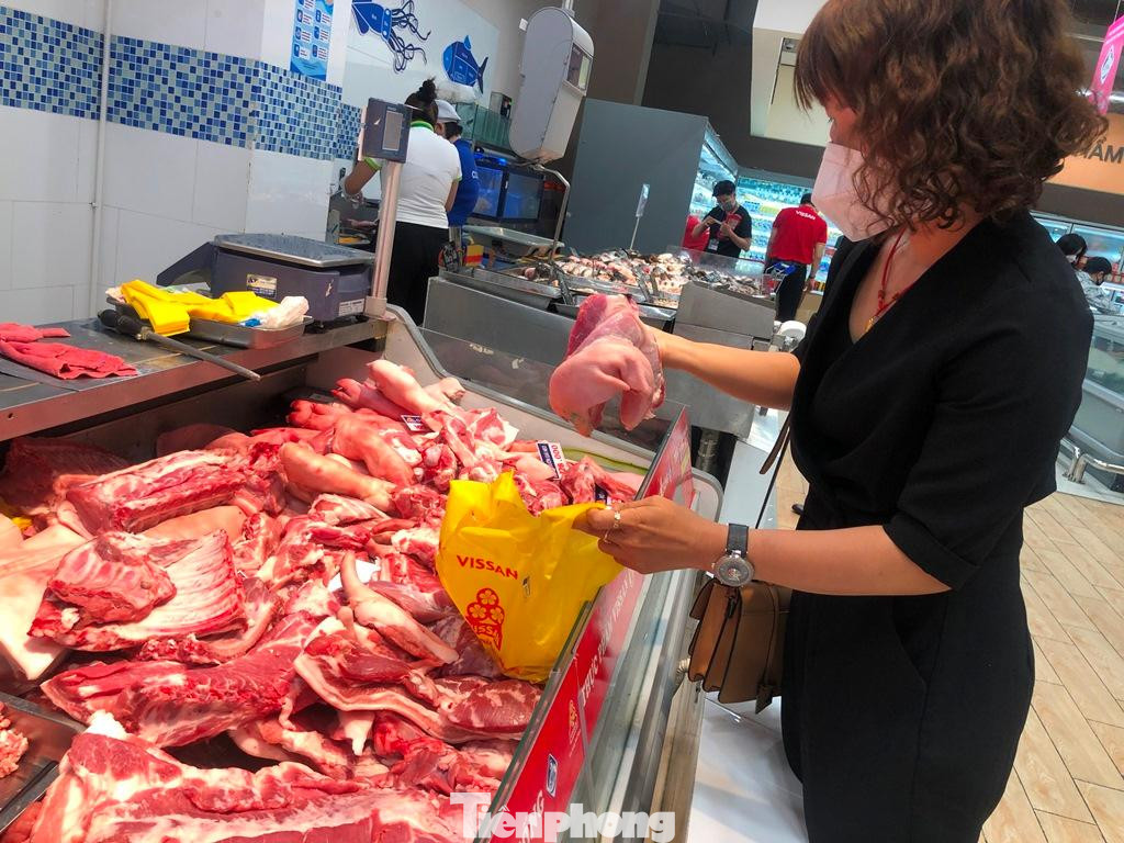 Thịt heo được bày bán khá nhiều, giá bằng trước tết. Theo đó, sườn non có giá hơn 220.000 đồng/kg, ba rọi rút sườn có giá 219.400 đồng/kg, cốt lếch có giá 85.000 đồng/kg...