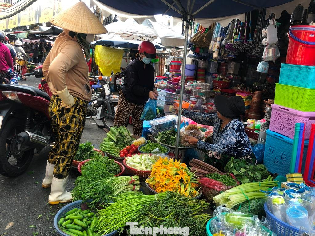 Tại các chợ lẻ, chợ truyền thống, thực phẩm tươi sống phong phú hơn nhưng cũng không đông khách. "Do trước đó đã mua sắm rất nhiều để ăn Tết nên nhiều người vẫn chưa đi chợ. Hiện các loại rau tăng giá nhẹ từ 3.000-5.000 đồng/kg do chi phí vận chuyển ngày Tết tăng" - bà Tâm (chợ Bà Chiểu) cho biết.