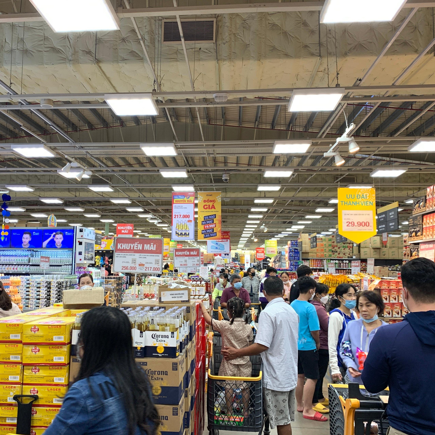 Siêu thị chật kín người từ sáng sớm đến tối muộn trong ngày 2/9