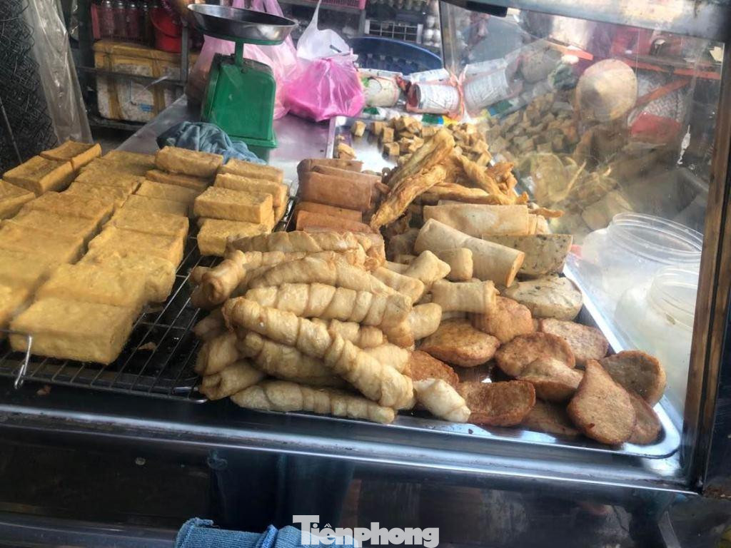 Thực phẩm chay đa dạng từ đậu hủ, lòng heo, chả cá giả chay... tuy đắt khách ngày rằm nhưng giá ổn định, chỉ từ 3.000 đồng/miếng.