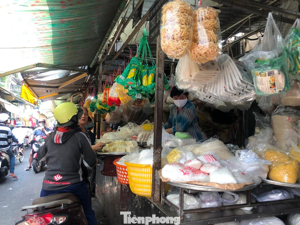 Các loại bún, mì, bánh tráng... cũng đắt hàng