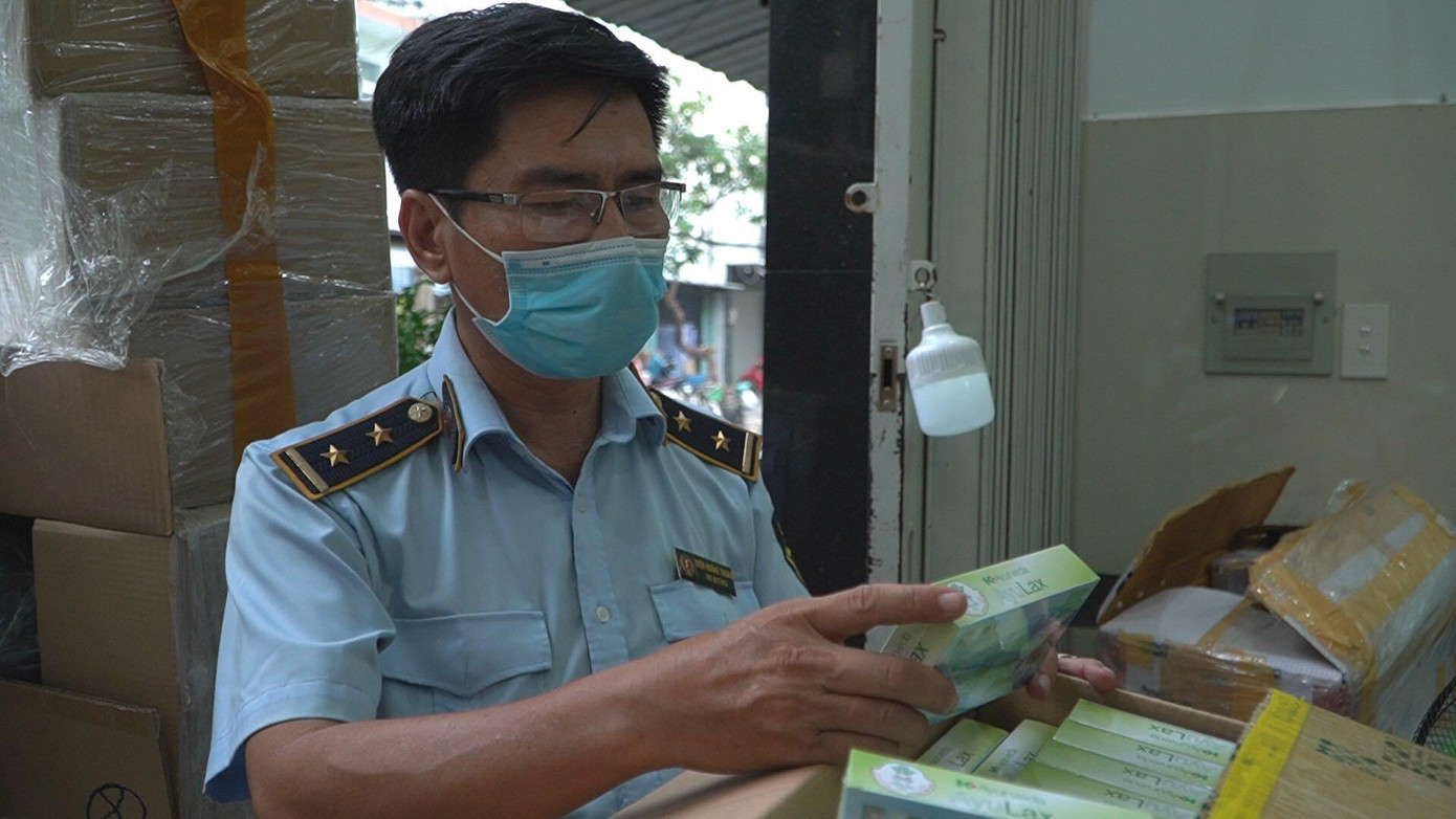 Lực lượng chức năng kiểm tra từng sản phẩm Lực lượng chức năng kiểm tra từng sản phẩm