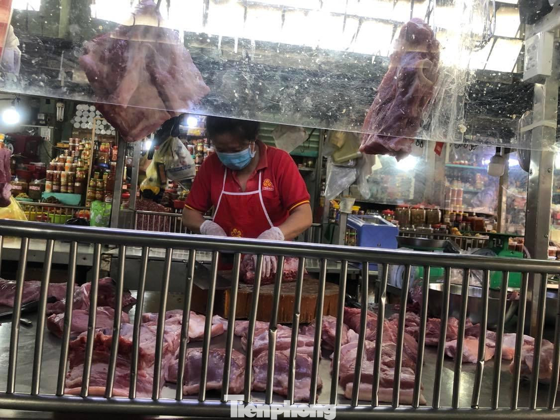 Sức tiêu thụ thịt heo tại nhiều chợ ở TPHCM thời điểm cuối năm vắng từ chợ sỉ đến chợ lẻ