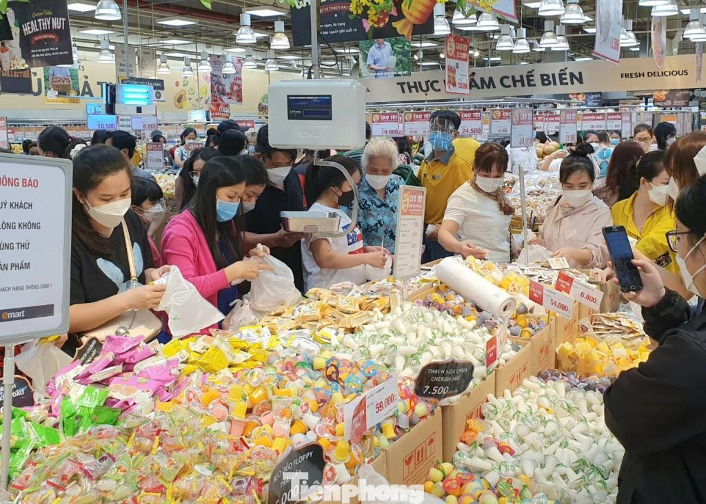 Tấp nập người dân sắm Tết Tấp nập người dân sắm Tết