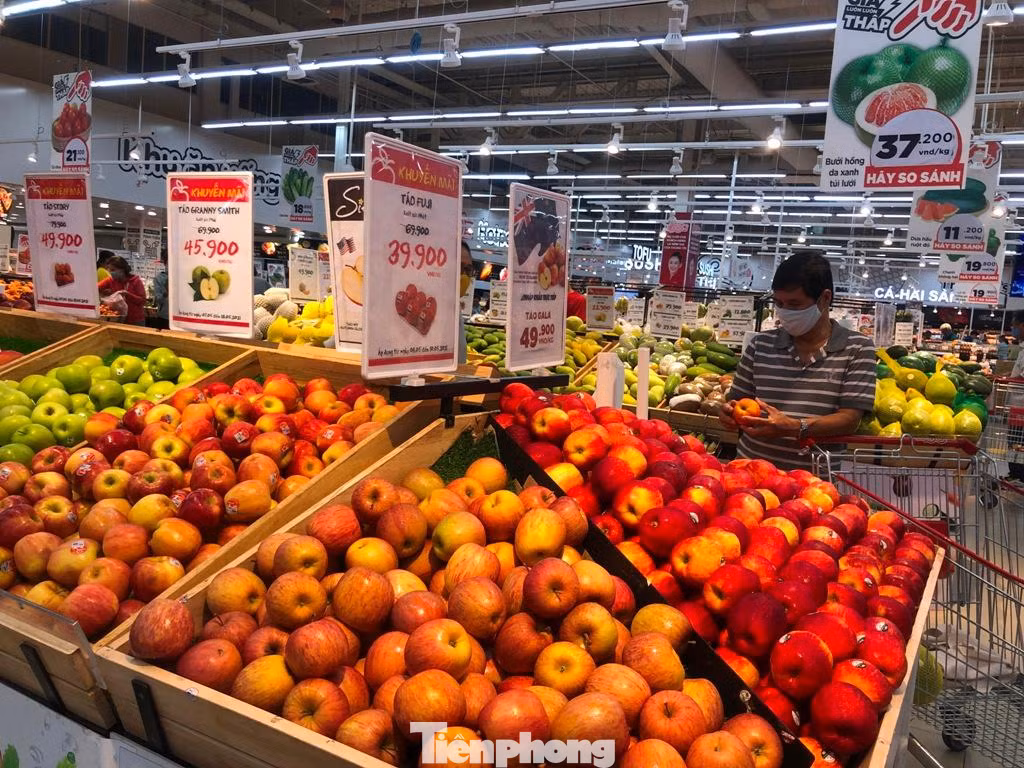 Trái cây, rau củ đầy quầy kệ