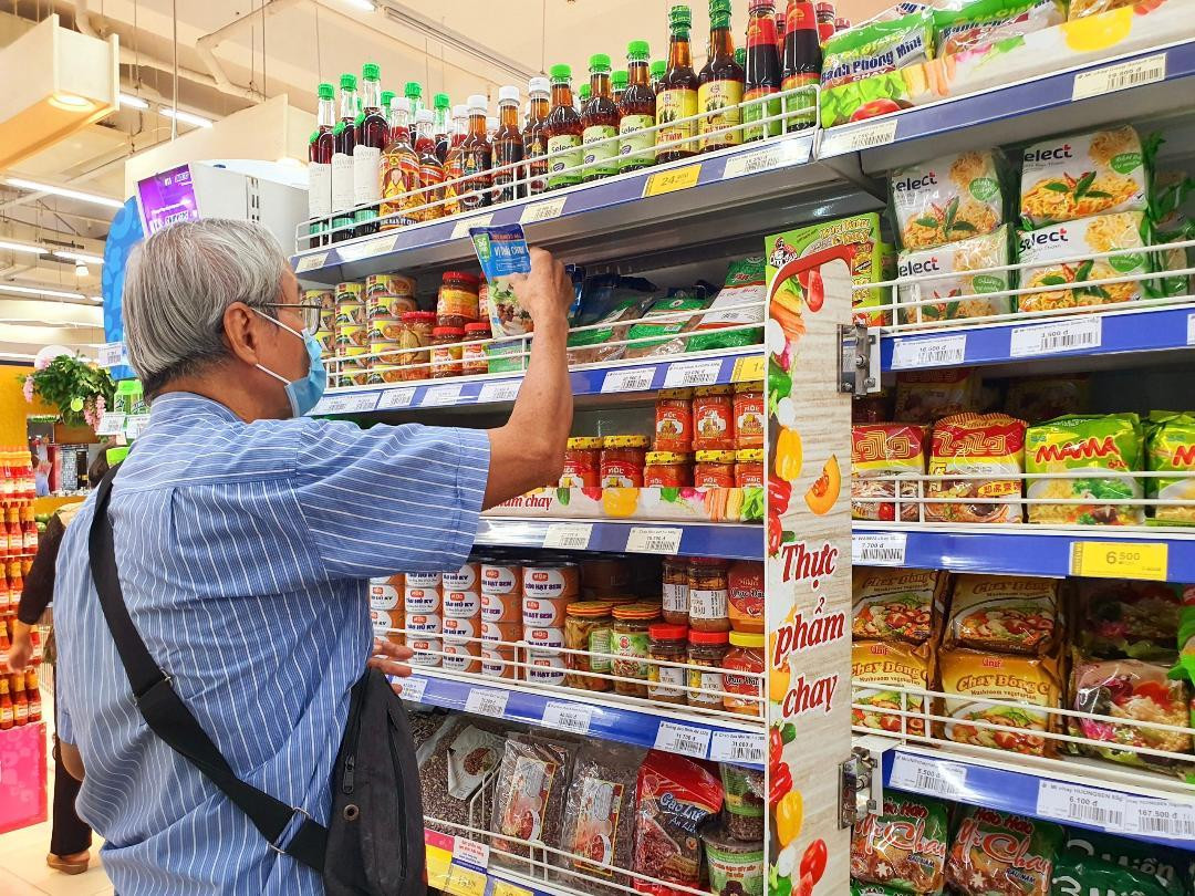 Sau khi xăng liên tục giảm giá với gần 8.000 đồng/lít nhưng nhiều mặt hàng thực phẩm, tiêu dùng vẫn chưa giảm theo xăng. Để hỗ trợ khách hàng, các siêu thị đều tổ chức chương trình khuyến mãi, tặng quà... để hút khách mua sắm hơn.