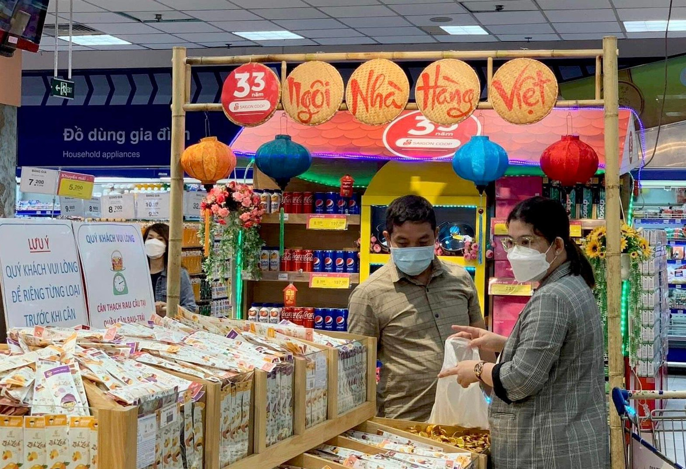 Nhiều sản phẩm là hàng trong nước có mức giảm giá từ 50-80% thu hút khách hàng vào mua sắm