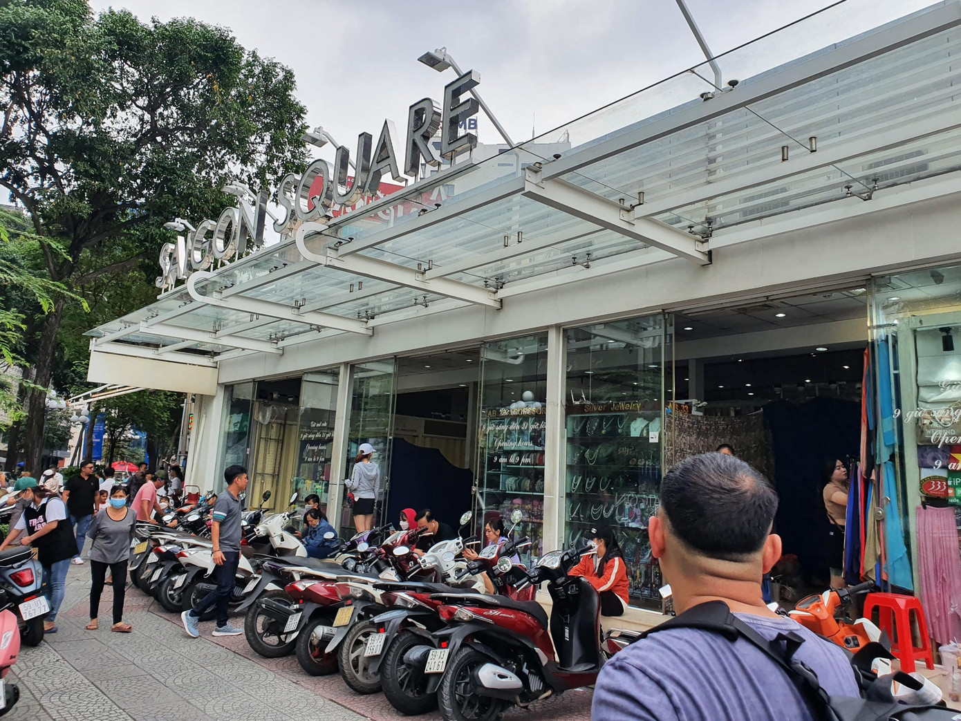 Trong hai ngày 3 và 4/11, PV Tiền Phong trở lại Trung tâm mua sắm Saigon Square (Nam Kỳ Khởi Nghĩa, quận 1, TPHCM). Sau khi liên tiếp bị lực lượng quản lý thị trường thành phố kiểm tra trong các ngày 1 và 2/11, phát hiện và thu giữ hàng ngàn sản phẩm giả nhái... Nơi đây không còn không khí sầm uất, nhộn nhịp thường thấy.