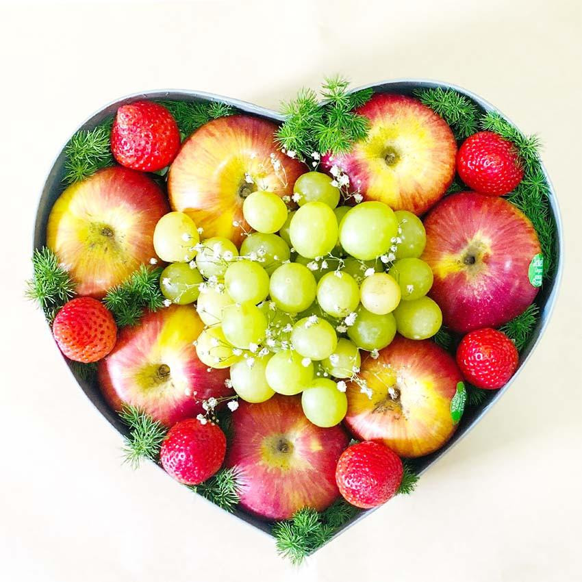 Mỗi “bó hoa trái cây” dao động từ 500.000 – 1,5 triệu đồng tùy theo nhu cầu của khách hàng. Nếu không ưng bó hoa gói sẵn, khách cũng có thể chọn trái cây để nhân viên gói quà. Mỗi “bó hoa trái cây” dao động từ 500.000 – 1,5 triệu đồng tùy theo nhu cầu của khách hàng. Nếu không ưng bó hoa gói sẵn, khách cũng có thể chọn trái cây để nhân viên gói quà.