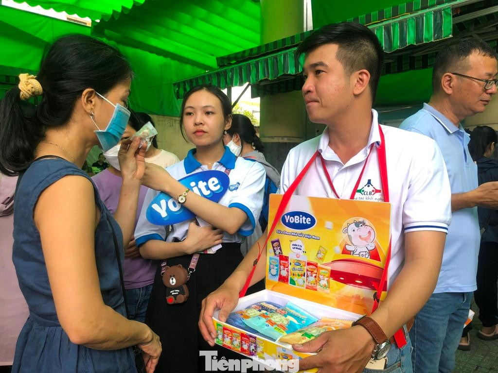 Anh Nguyễn Trường Thịnh giới thiệu sữa chua sấy đông khô đến khách hàng