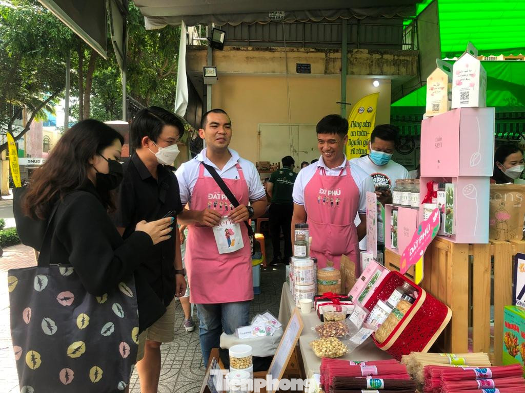 Gian hàng với sản phẩm chủ lực từ sen