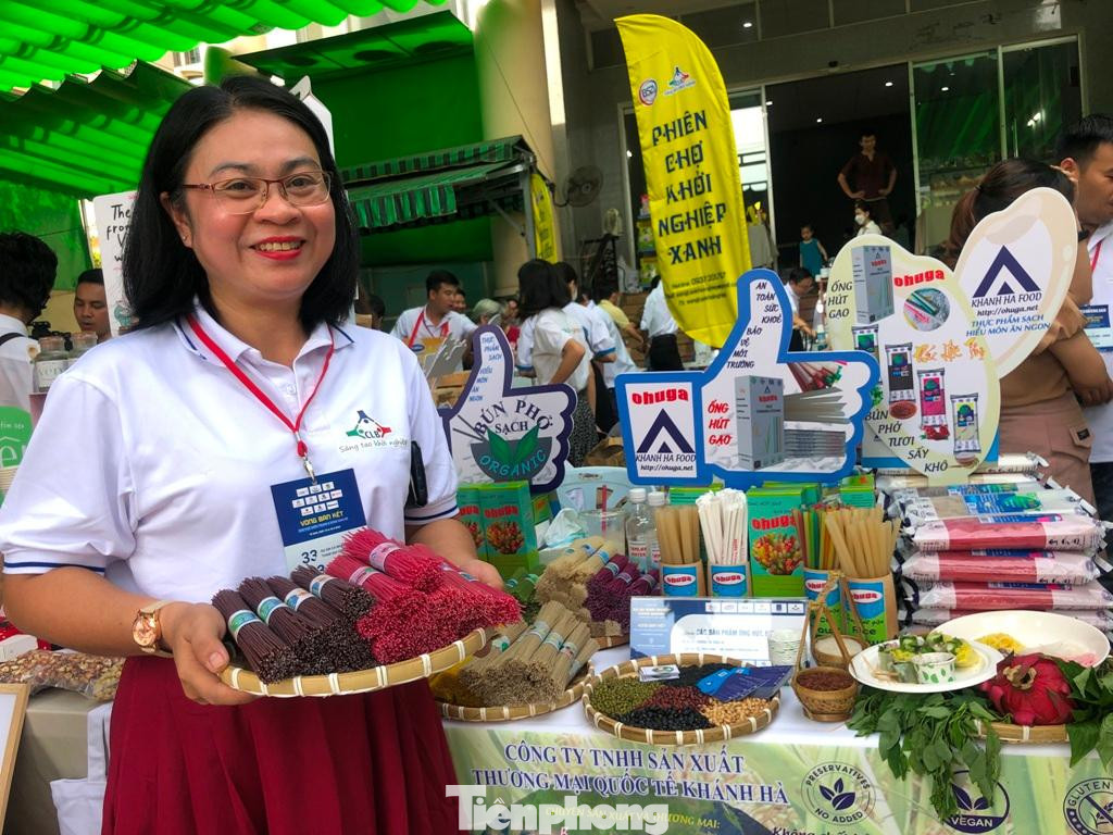 Bún, phở khô, ống hút làm từ bột gạo, các loại ngũ cốc, rau củ của chị Trương Thị Hồng Hà