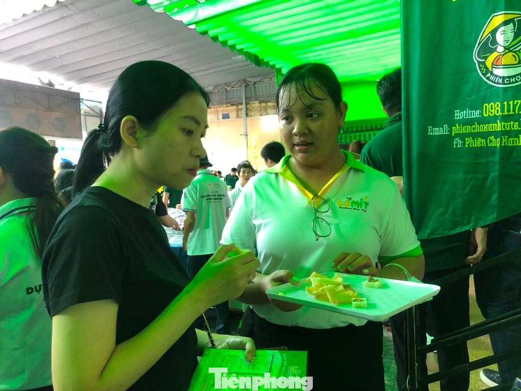 Khách hàng dùng thử pate, bánh phồng làm từ mít