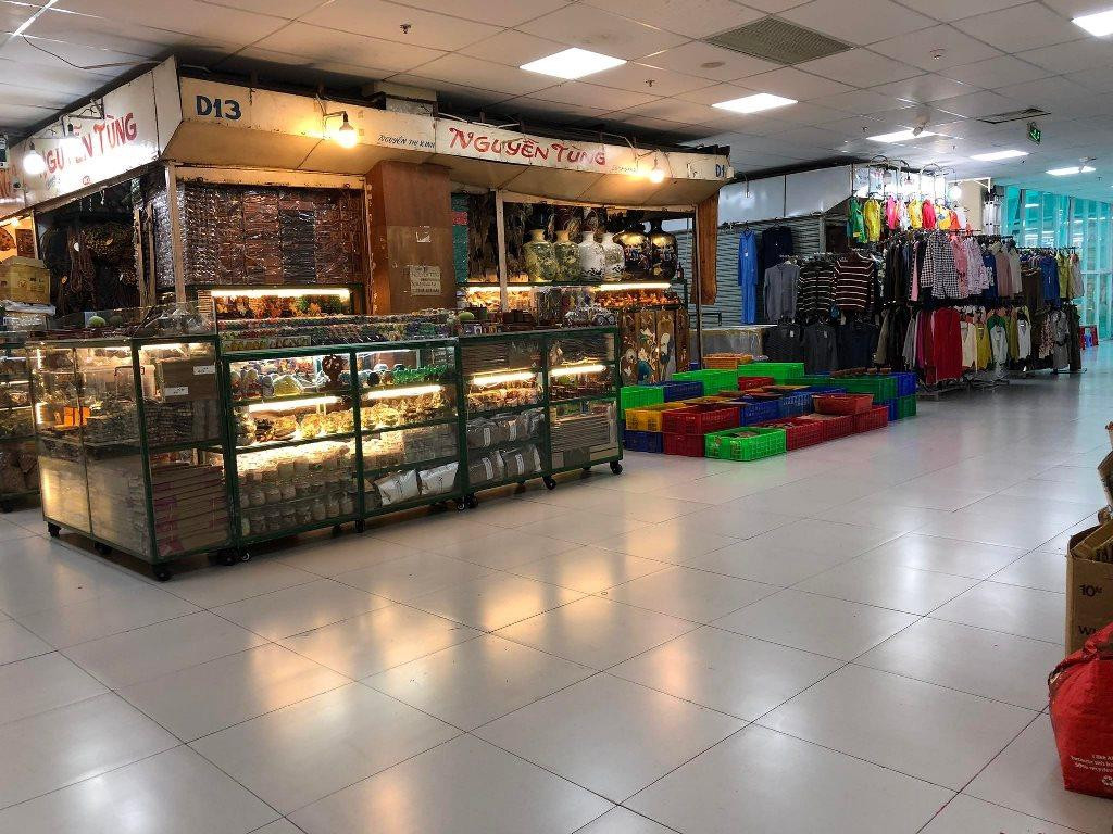 &quot;Để hỗ trợ tiểu thương, BQL chợ Bàn Cờ giới thiệu, bảo lãnh thương nhân vay vốn ưu đãi; vận động bán hàng có nguồn gốc, bình ổn giá hàng hóa thực phẩm trong thời điểm xăng dầu tăng cao để khách yên tâm đến chợ mua sắm” – lãnh đạo chợ Bàn Cờ khẳng định.