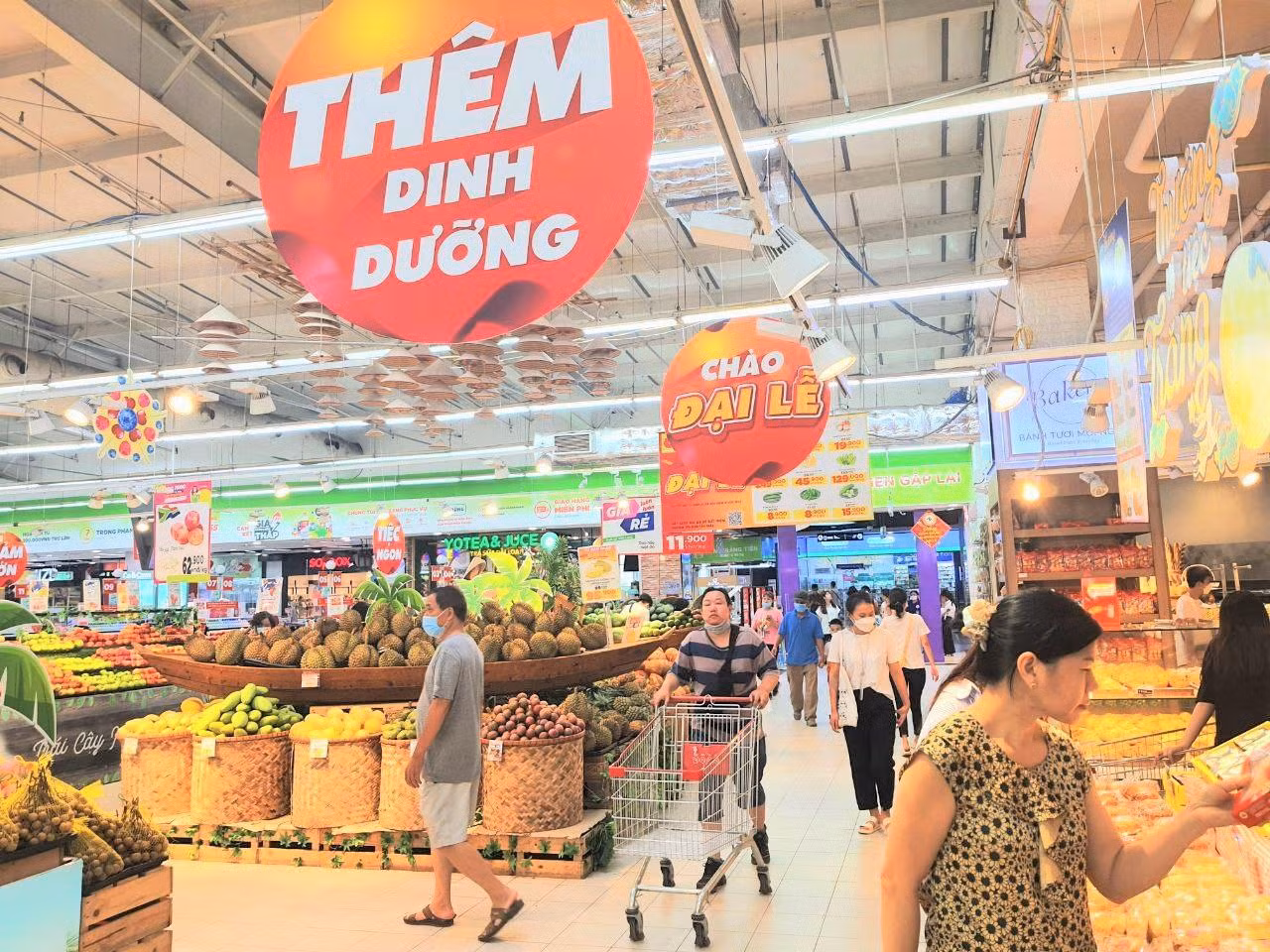 Dự báo từ đây đến cuối năm, sẽ còn nhiều chương trình khuyến mãi, kích cầu tiêu dùng nhằm hỗ trợ người dân trong giai đoạn bão giá. Dự báo từ đây đến cuối năm, sẽ còn nhiều chương trình khuyến mãi, kích cầu tiêu dùng nhằm hỗ trợ người dân trong giai đoạn bão giá.