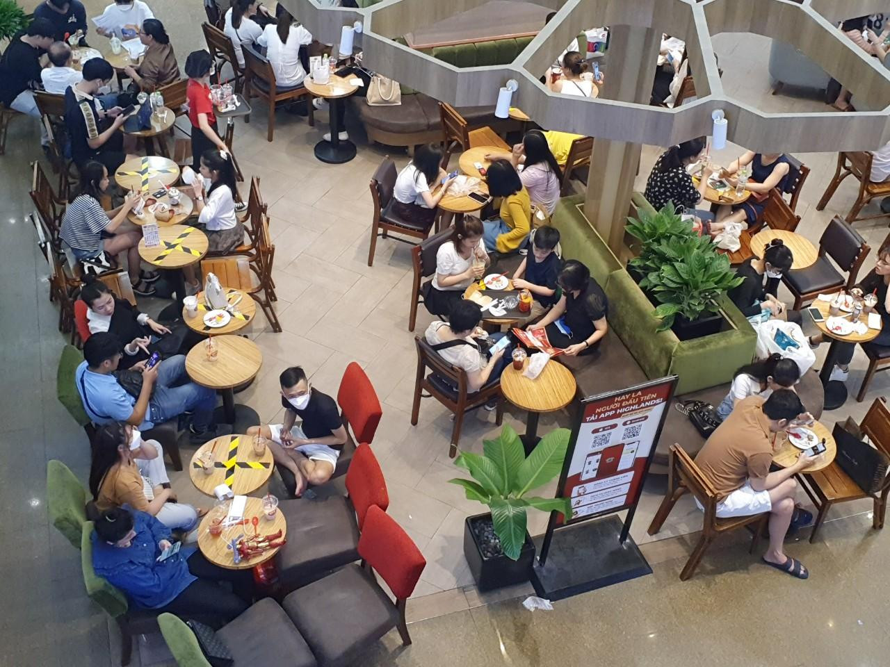 Khu vực ăn uống đông khách ."Có khách trở lại khiến cho việc kinh doanh khởi sắc hơn nên ai cũng mừng. Mong cho dịch nhanh qua để mọi chuyện trở lại bình thường như trước" - anh Bình, quản lý một tiệm thức ăn nhanh ở quận 10 kỳ vọng.